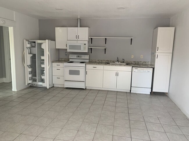 Building Photo - 3 bedrooms 1 bath house in National City