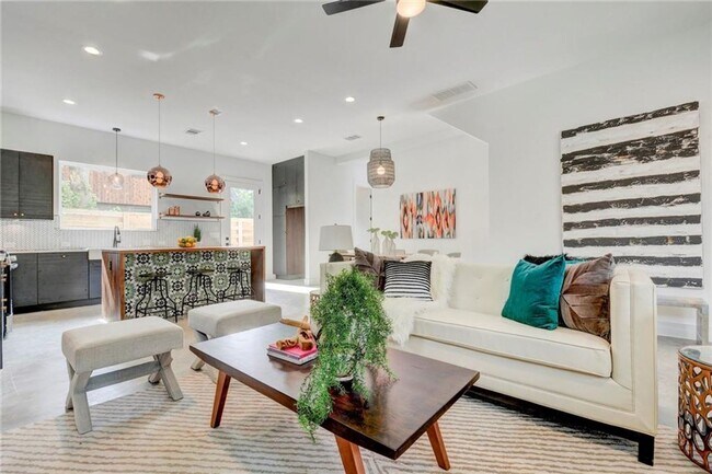 Building Photo - Light and Spacious Modern 3 bedroom