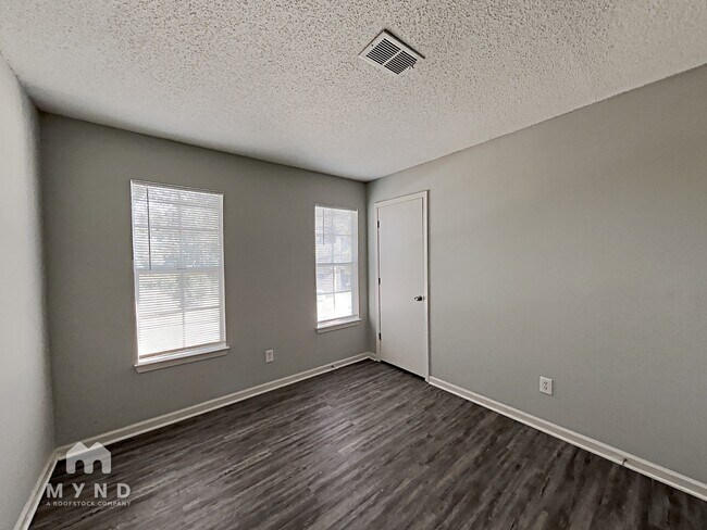 Building Photo - 5486 Fox Valley Ln