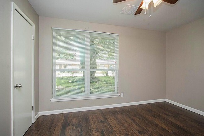 Building Photo - 803 Knob Hollow St
