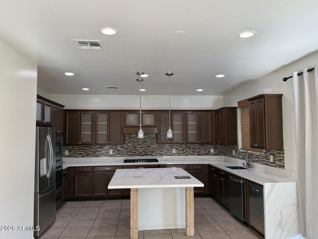 Building Photo - 2043 E Lantana Dr
