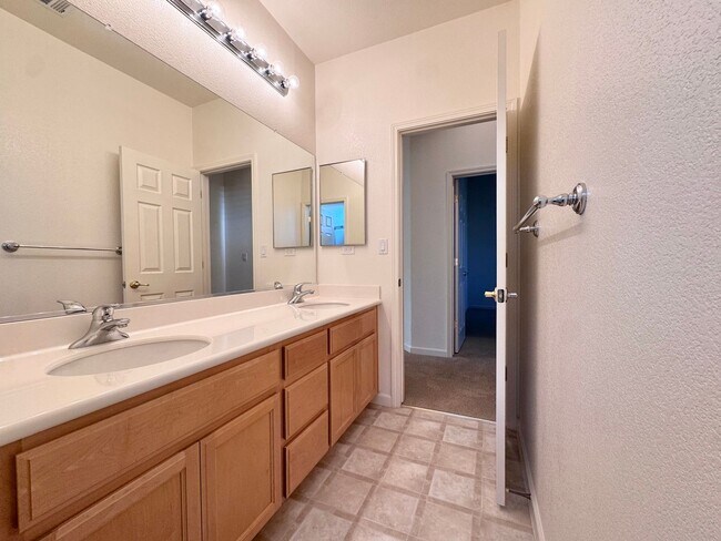 Building Photo - Beautifully Maintained Single Story 4 Bed ...