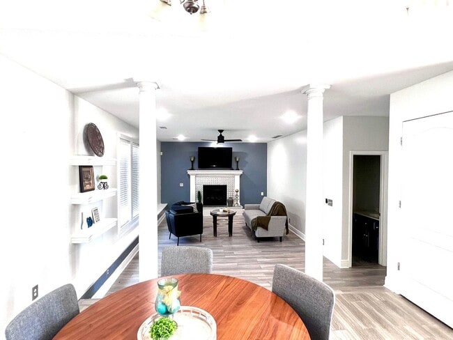 Building Photo - COMING SOON!! HUGE Northland 4 Bed 2.5 Bat...