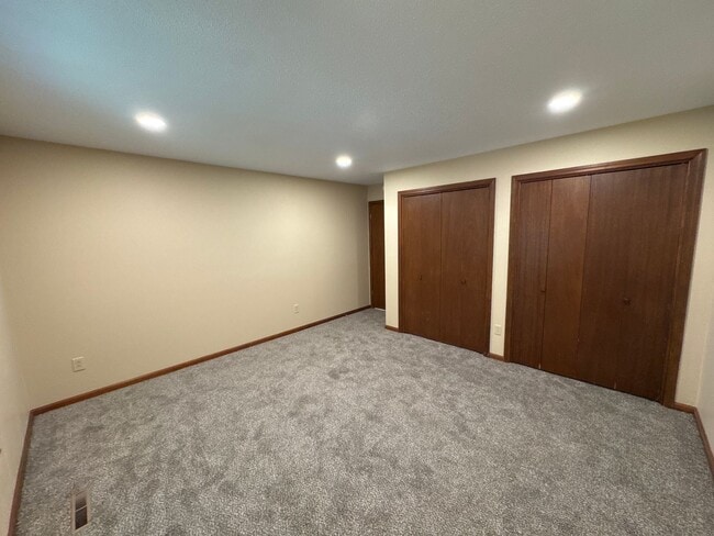 Building Photo - 4 Bedroom 3 Baths Southeast!  $2650