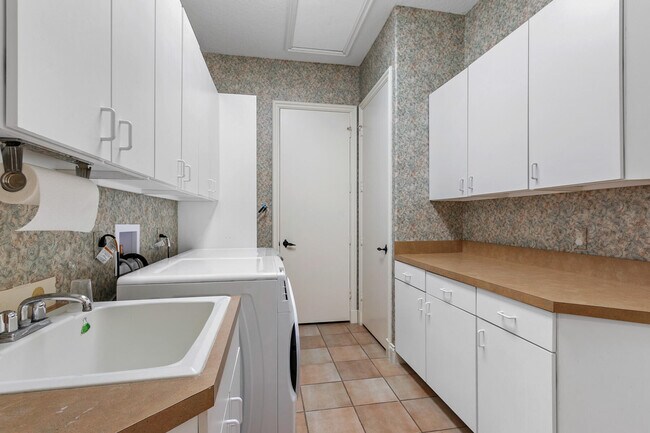 Building Photo - 8158 Native Dancer Rd E