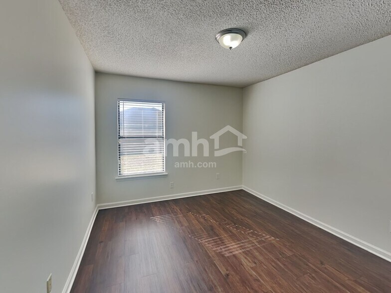 Building Photo - 3753 Woodbriar Dr