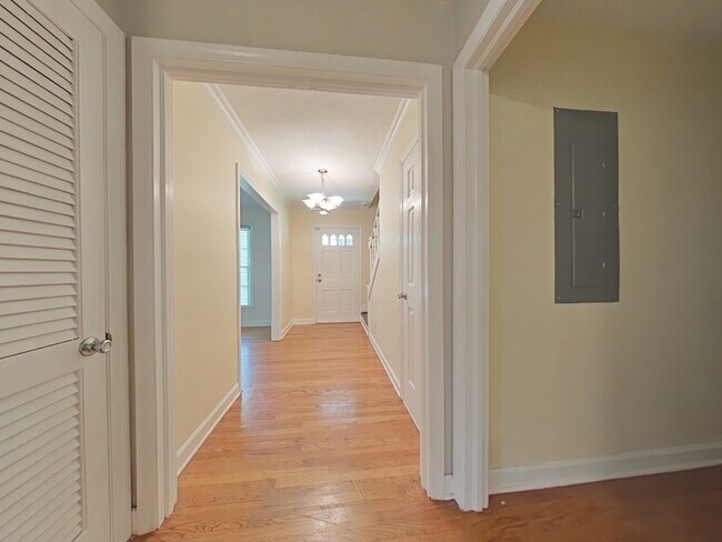 Building Photo - 239 Rainier Dr
