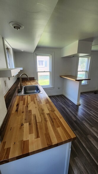 Primary Photo - 131 Hoyt St