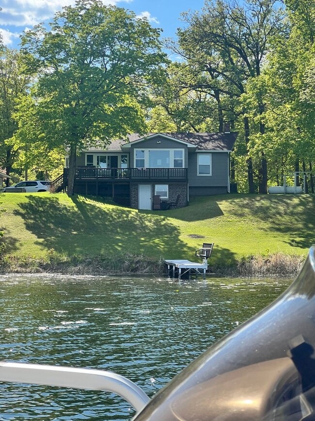 Building Photo - Beautiful Lake Home on Fox Lake