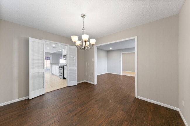 Building Photo - 802 Foxglove Dr