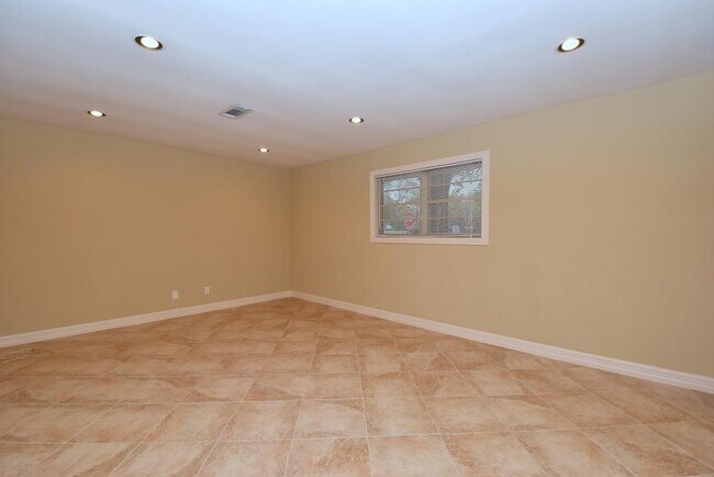 Building Photo - 10402 Chatterton Dr