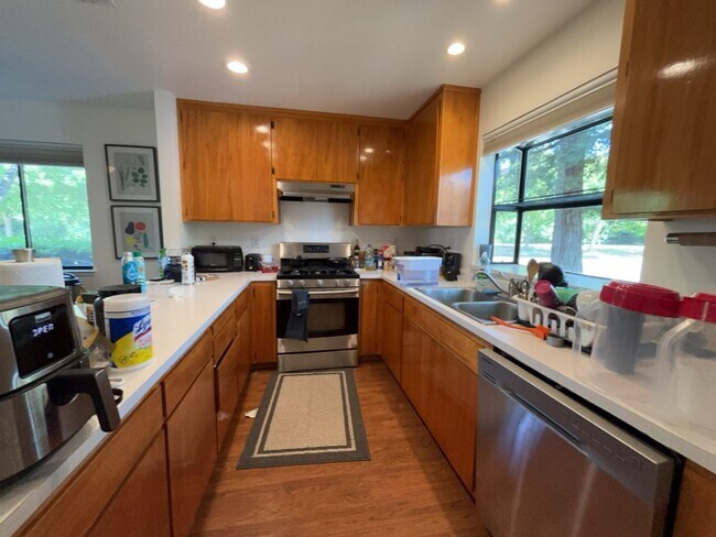 Building Photo - 3 bedroom North Davis townhome available f...