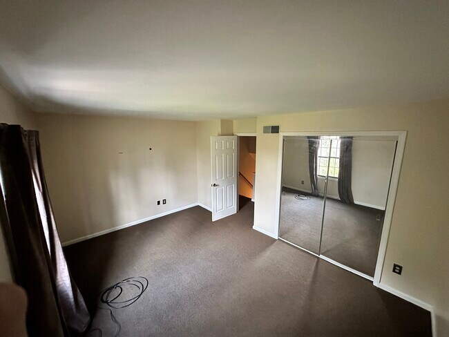 Building Photo - 658 Carriage Cir