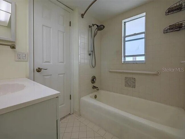 Building Photo - 4775 Cove Cir