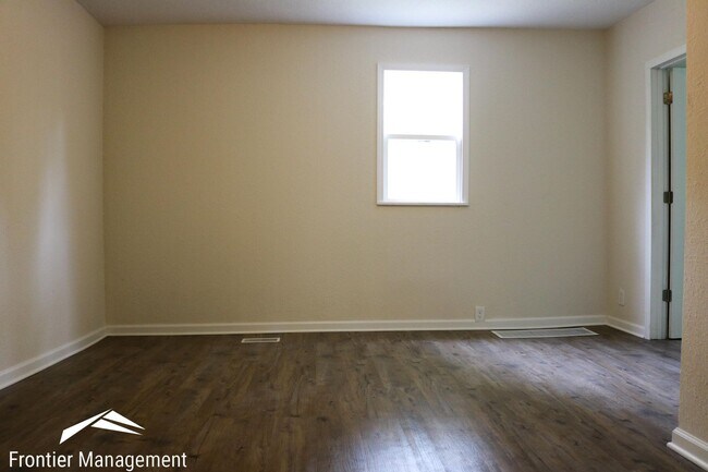 Building Photo - Recently Remodeled 3 Bedroom Farm Style Home!