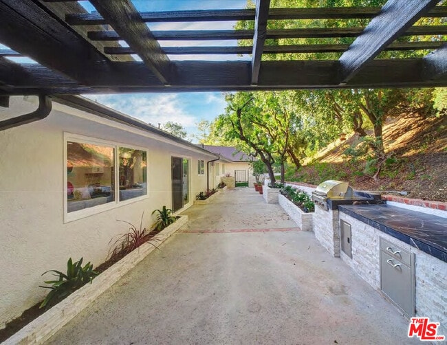 Building Photo - 4732 Del Moreno Dr