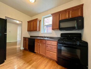 Building Photo - Lovely Two Bedroom Townhome with Hardwood Floors throughout! Washer & Dryer Provided!
