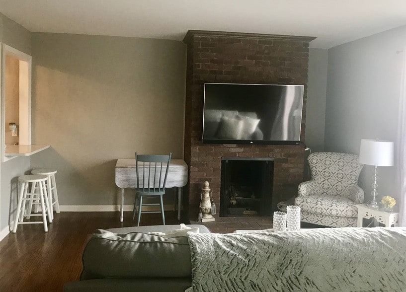 Fireplace and sliding door to balcony. - 4426 Jarboe St