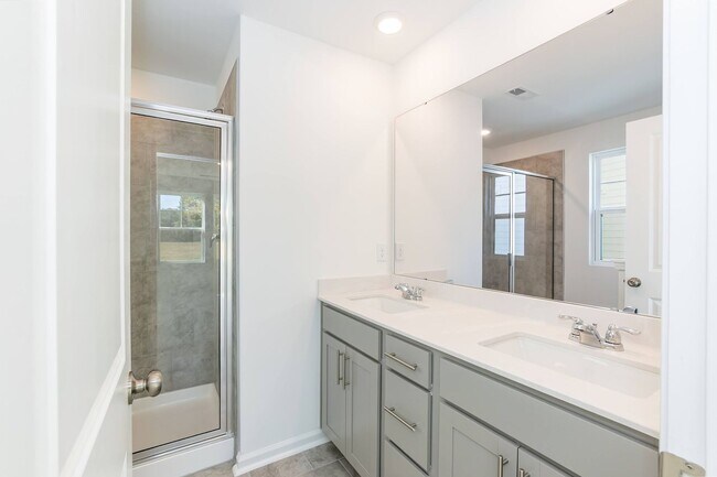 Building Photo - Three Bedroom End Unit Townhome!