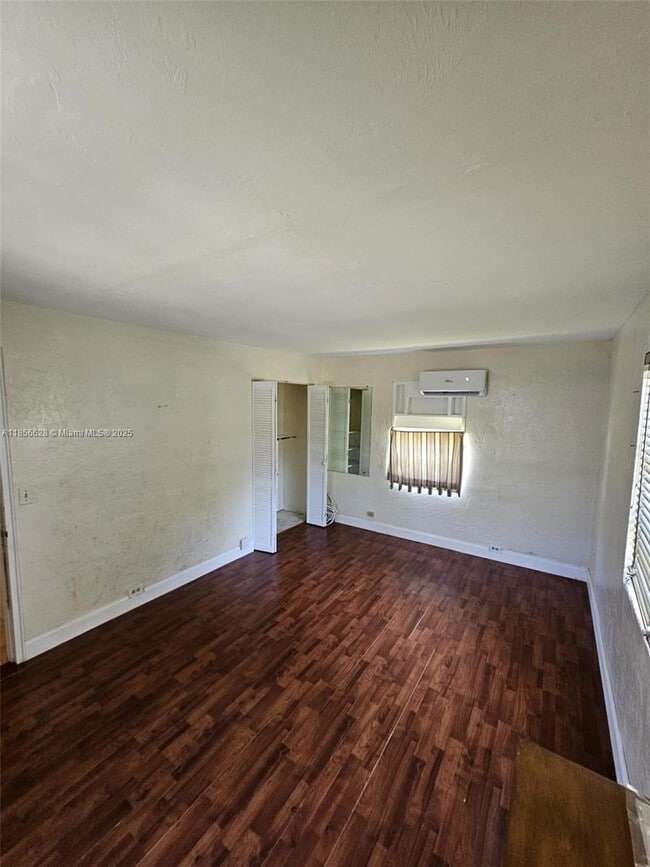 Building Photo - 1575 NE 128th St