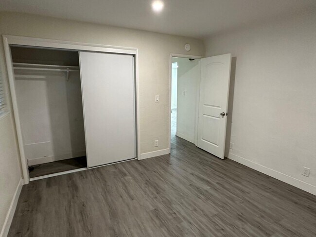 Building Photo - 5478 Vicente Way