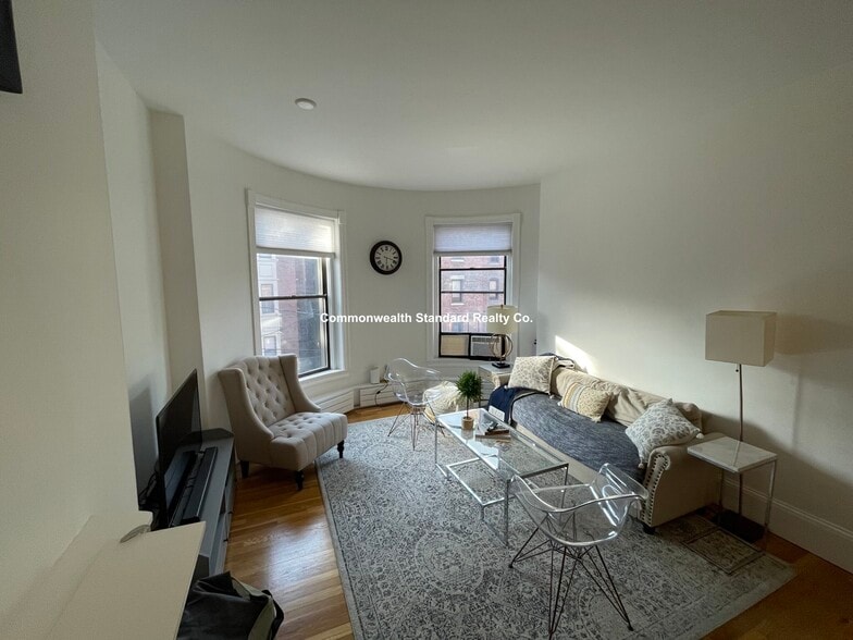 Building Photo - 922 Beacon St