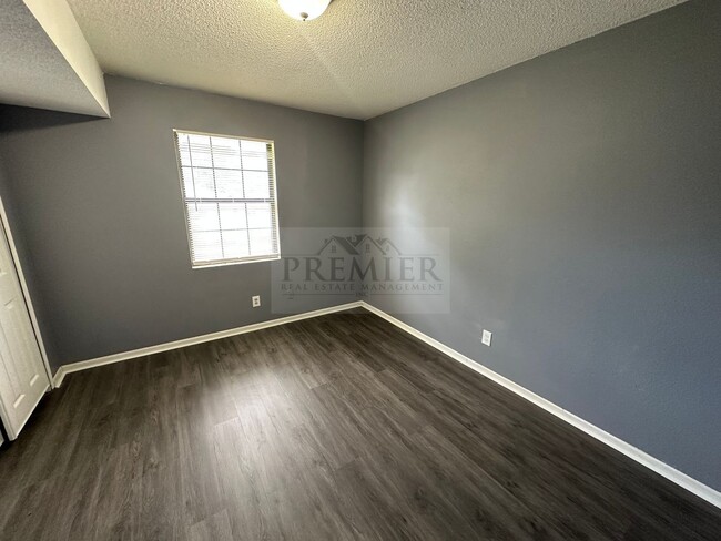 Building Photo - 305 N 3rd St