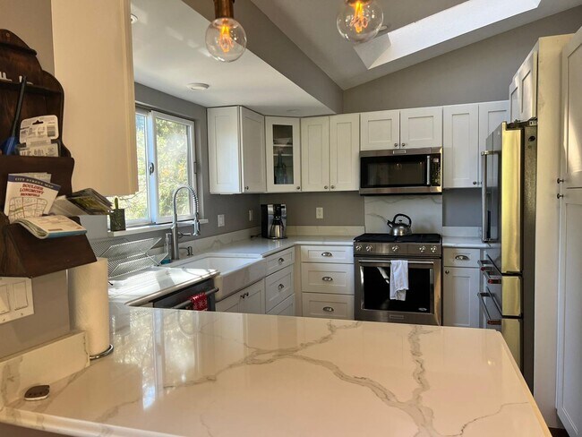 Building Photo - Executive Rental Fully Furnished PERFECT GETAWAY, MOUNTAIN RETREAT WITHIN TOWN!!