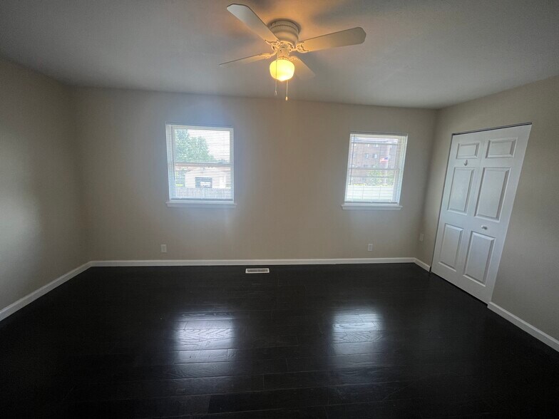 Main bedroom - 6610 Vandre Ave