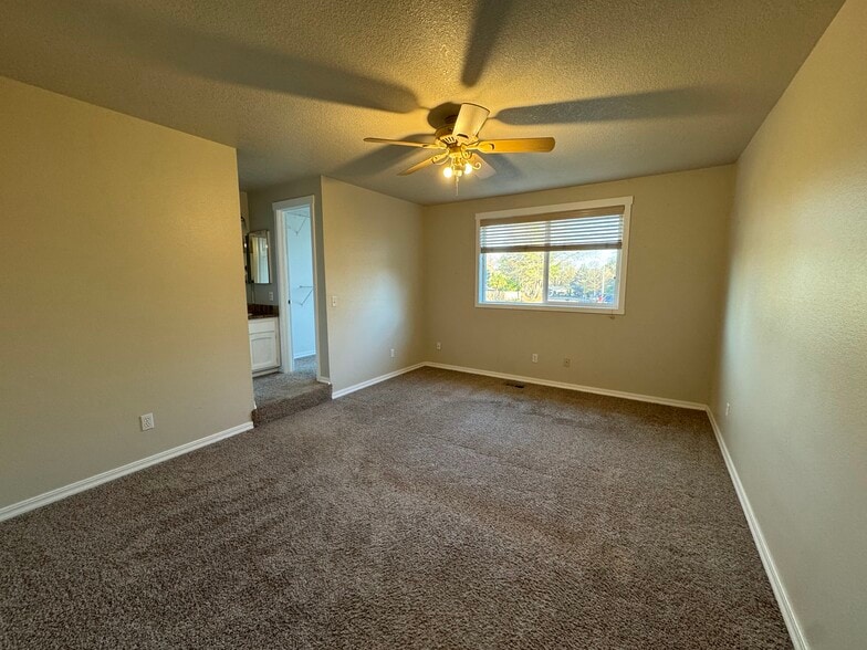 Building Photo - 9775 SW Robbins Dr