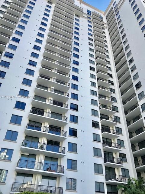 Building Photo - 999 SW 1st Ave