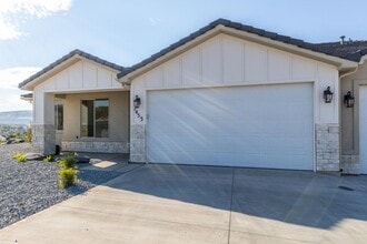 Building Photo - Painted Sands  3 Bedroom, 2 Bathroom Furnished Home