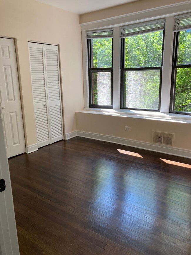 Building Photo - Bowmanville Top Floor Two Bed/One Bath ~ P...