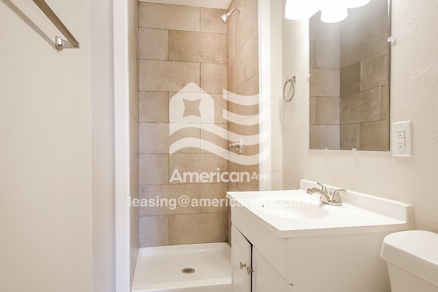 Building Photo - 147 W 49th Pl N