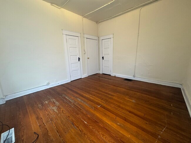 Building Photo - 215 E 9th St