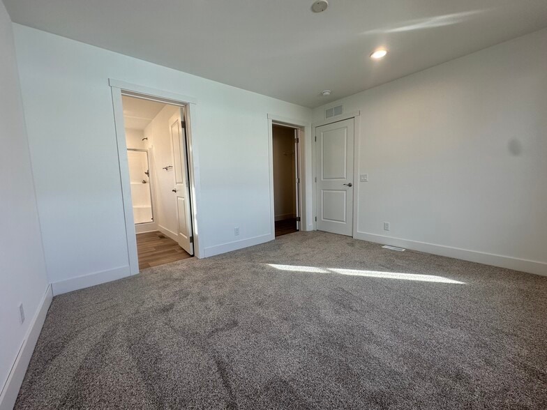 Building Photo - 29 Cavalier St N