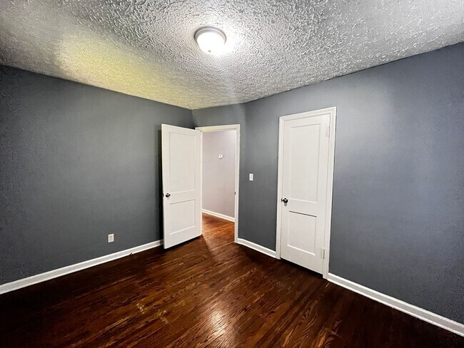 Building Photo - 2 Bedroom Home Dixie High Way