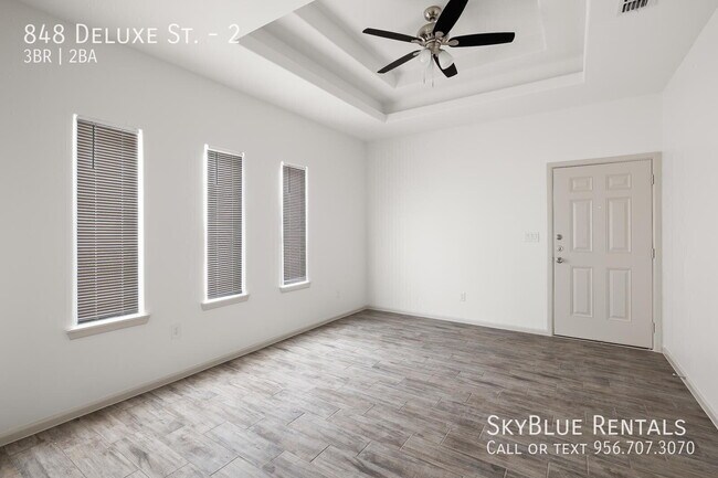 Building Photo - 848 Deluxe St