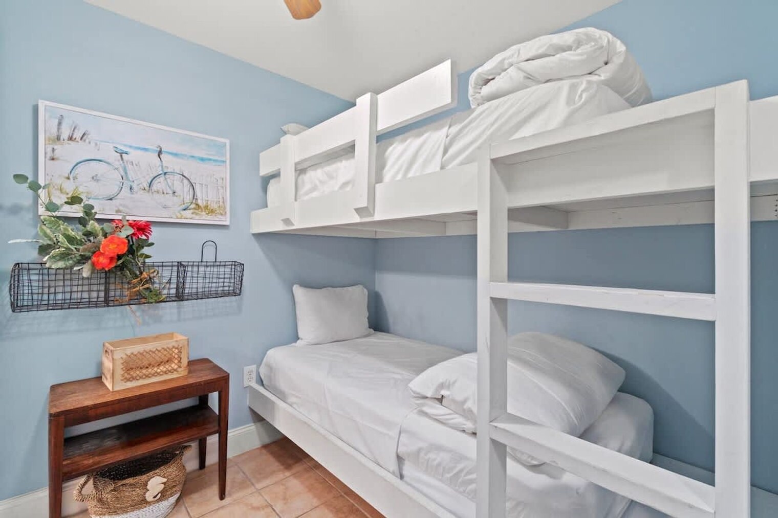 Building Photo - 9860 S Thomas Dr