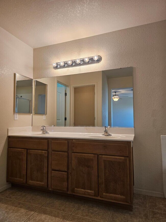 Building Photo - 900 Estancia Dr