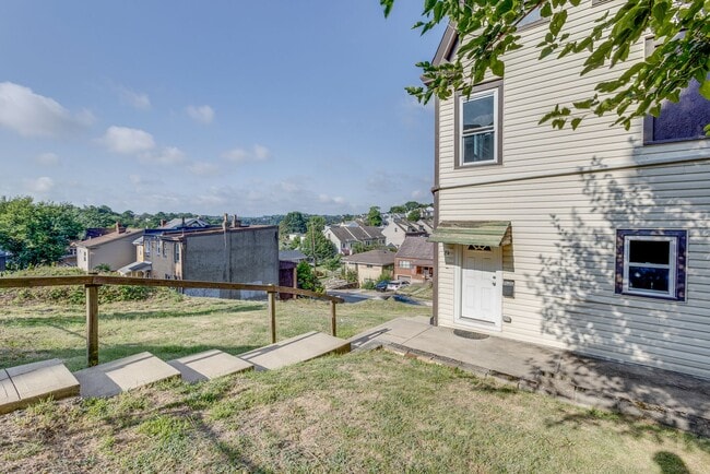 Building Photo - Available MAY 2026 - Beautiful 2 bedroom home in Mt Washington!