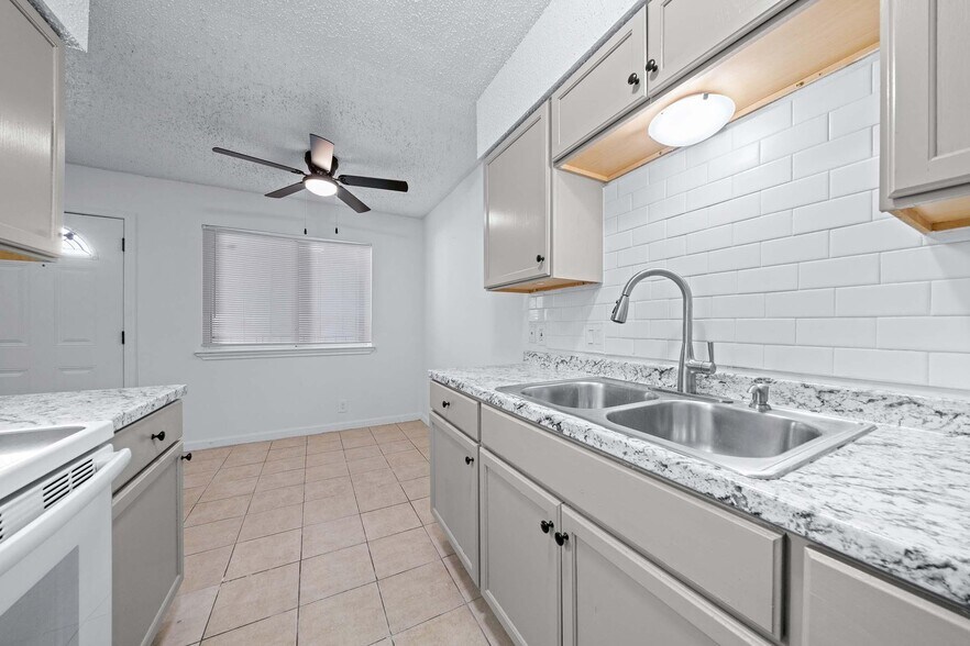 Building Photo - 9008 Galewood Dr