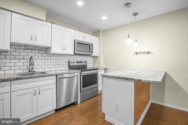 Building Photo - 306 W Wildey St