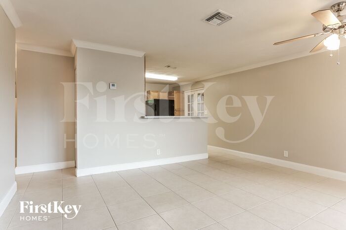 Building Photo - 2411 NE 10th Ave