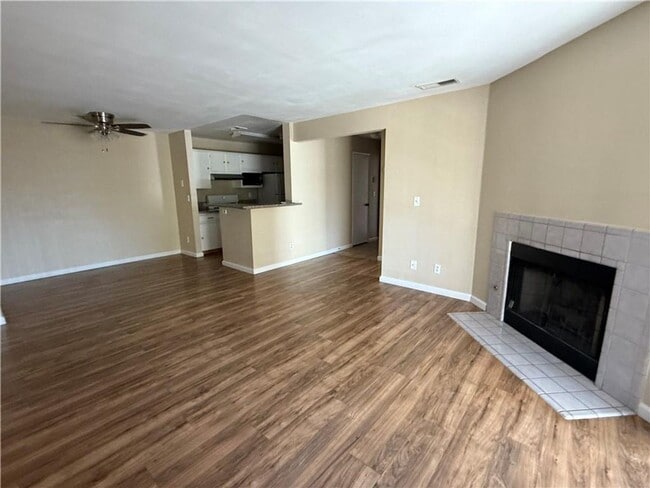 Building Photo - 2 Bed 2 Bath Condo Living in Guard Gated Community