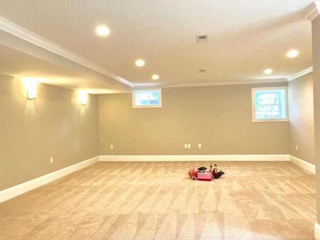 Building Photo - 301 Linden St