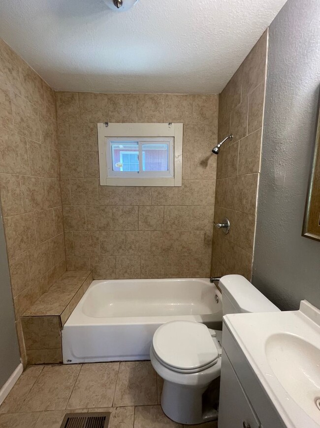 Building Photo - Available Now, 2 Bed 1 Bath Home off 71 HWY