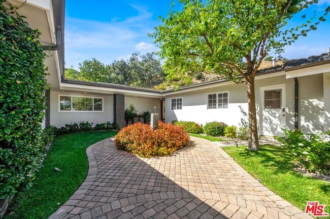 Building Photo - 8331 Skyline Dr