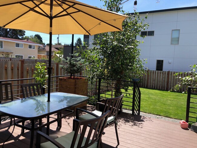 Building Photo - 2105 S Orcas St