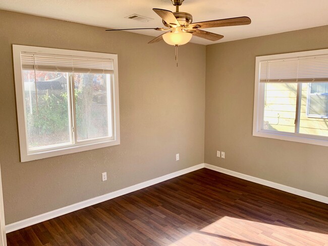 Building Photo - For Lease - 3 Bedroom 1 Bath House!